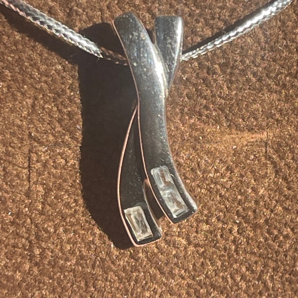 Ribbon Shaped Elegant Silver Pendant with Zirconia